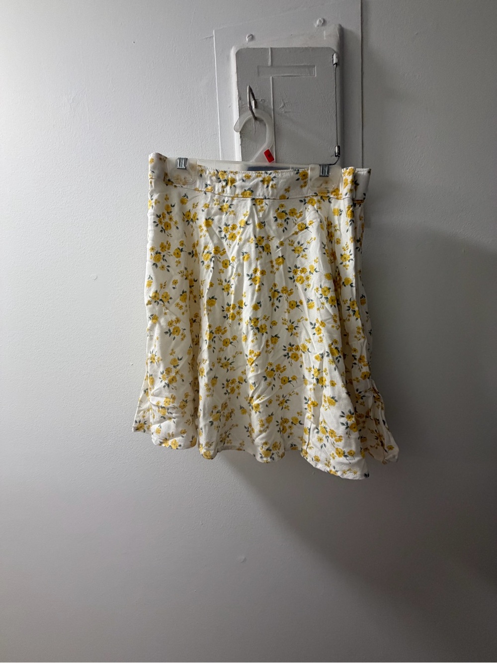 Hollister Ultra High-Rise Floral Mini Skirt – White & Yellow Ditsy Print - Picture 3 of 4
